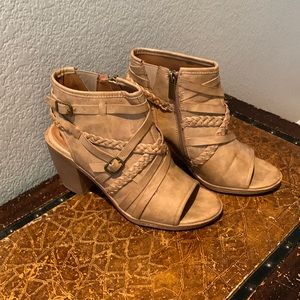 Lightly Worn 93 vintage, from Buckle, 8M